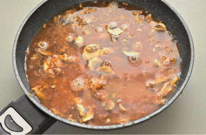 Гречка с грибами и луком на сковороде