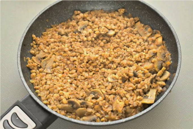 Гречка с грибами и луком на сковороде