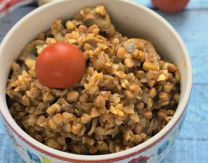 Гречка с грибами и луком на сковороде