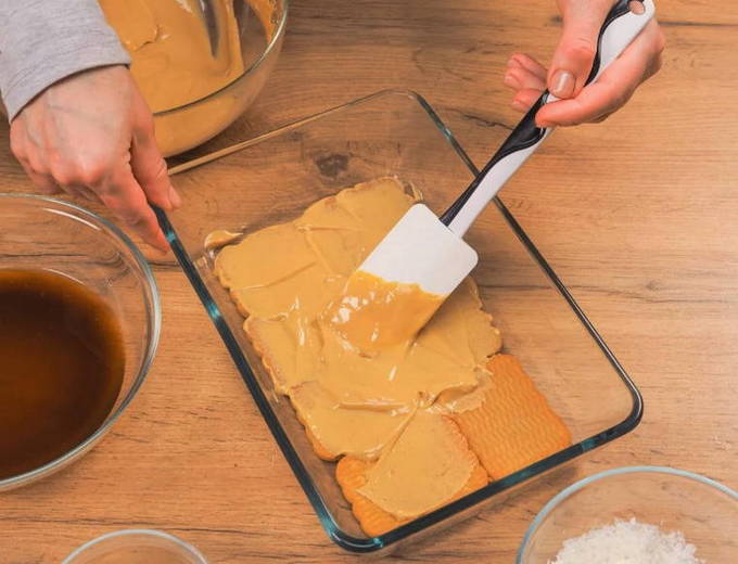 Торт из печенья без выпечки со сгущенкой и сметаной Торт из печенья без выпечки со сгущенкой и сметаной