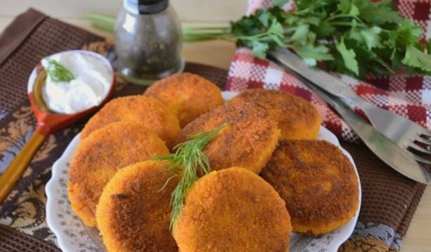 Морковные котлеты с манкой на сковороде