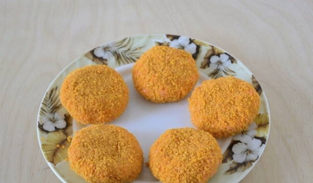 Морковные котлеты с манкой на сковороде