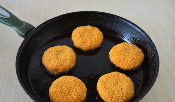 Морковные котлеты с манкой на сковороде
