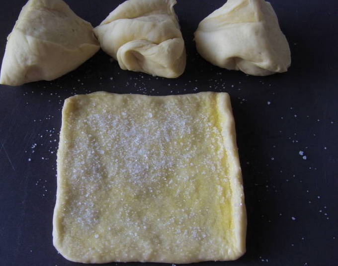 Булочки с сахаром сердечки Булочки с сахаром сердечки