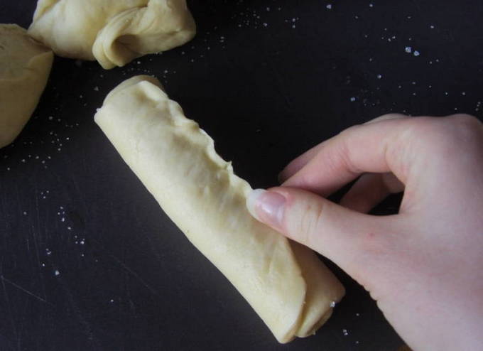 Булочки с сахаром сердечки Булочки с сахаром сердечки