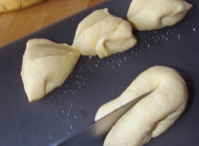 Булочки с сахаром сердечки Булочки с сахаром сердечки