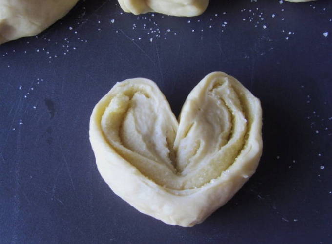 Булочки с сахаром сердечки Булочки с сахаром сердечки