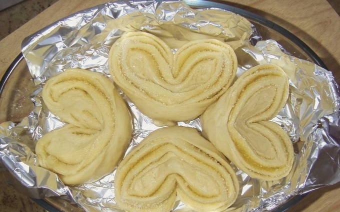 Булочки с сахаром сердечки Булочки с сахаром сердечки