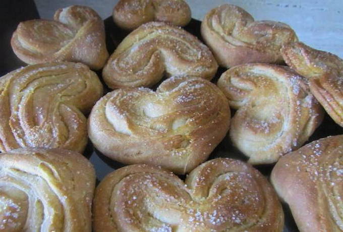 Булочки с сахаром сердечки Булочки с сахаром сердечки