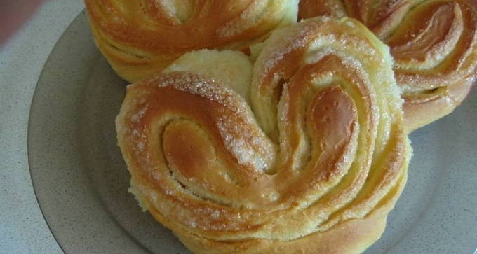 Булочки с сахаром сердечки Булочки с сахаром сердечки