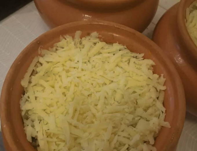 Свинина с картошкой в горшочках