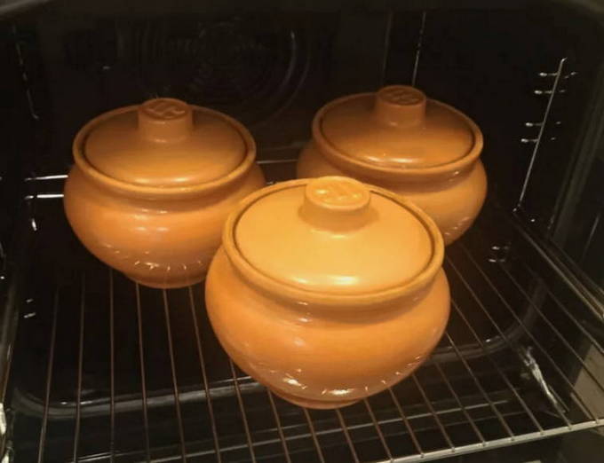 Свинина с картошкой в горшочках