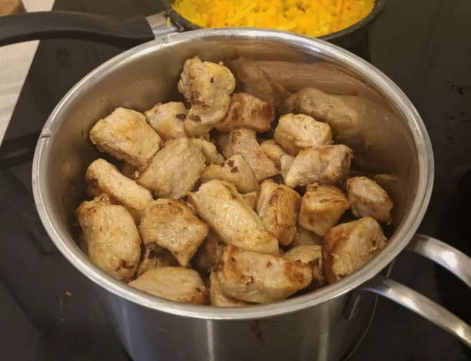 Свинина с картошкой в горшочках