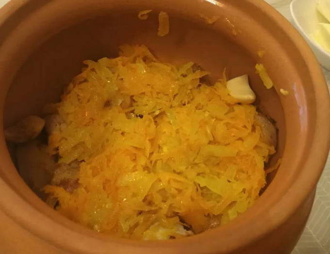 Свинина с картошкой в горшочках