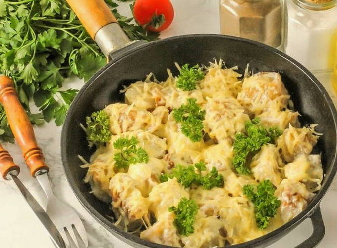 Пельмени с сыром и сметаной на сковороде