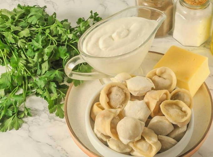 Пельмени с сыром и сметаной на сковороде
