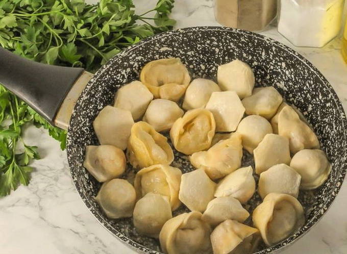 Пельмени с сыром и сметаной на сковороде