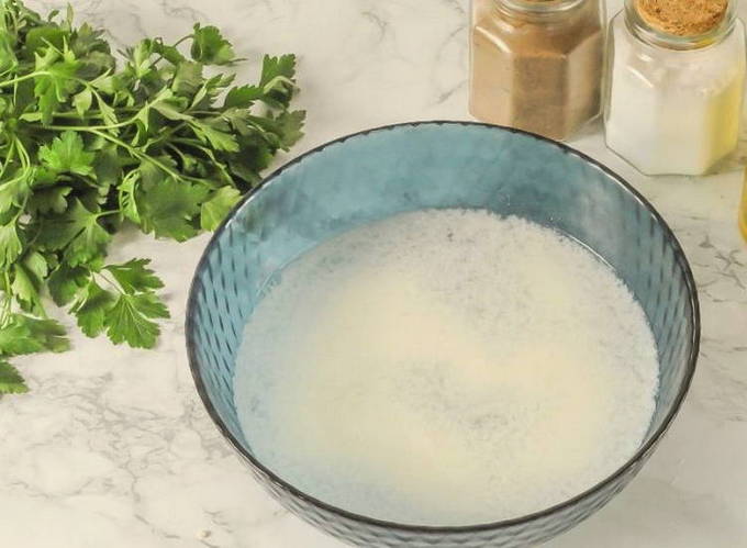 Пельмени с сыром и сметаной на сковороде