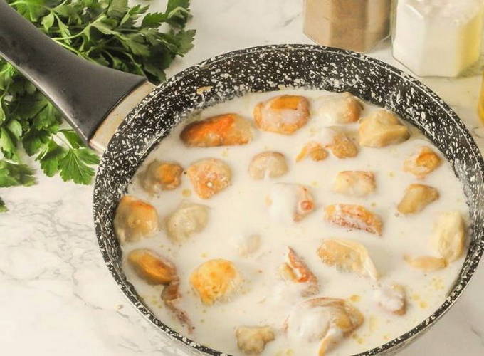 Пельмени с сыром и сметаной на сковороде