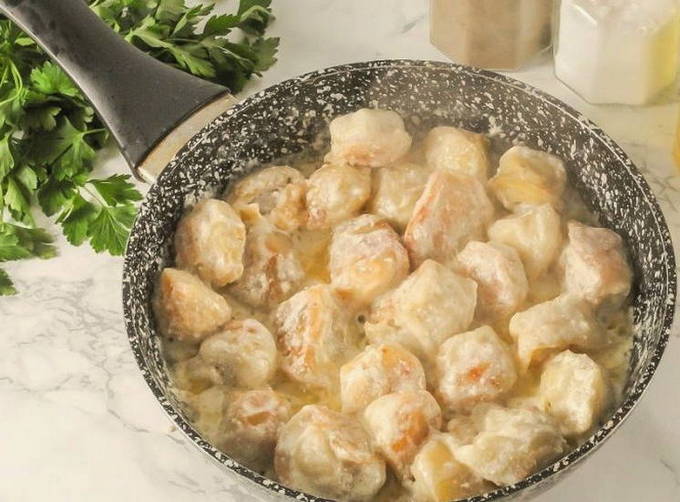 Пельмени с сыром и сметаной на сковороде