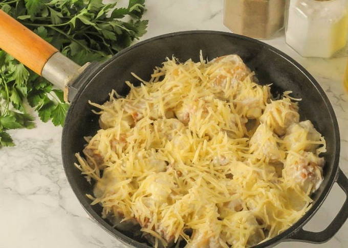 Пельмени с сыром и сметаной на сковороде