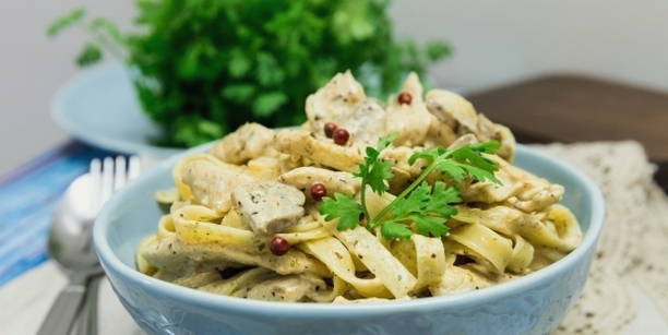 Фетучини с курицей и грибами