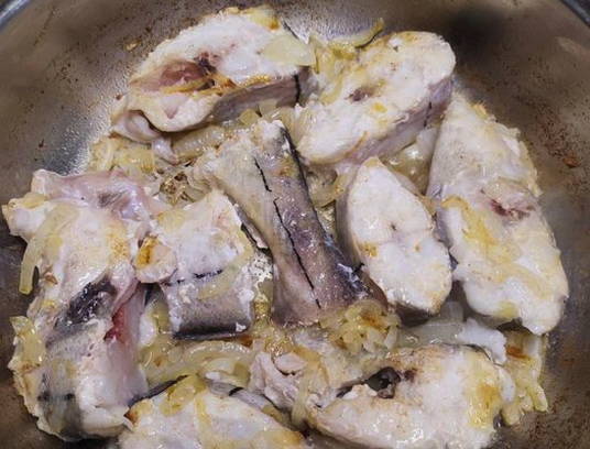 Тушеная пикша с луком на сковороде Тушеная пикша с луком на сковороде