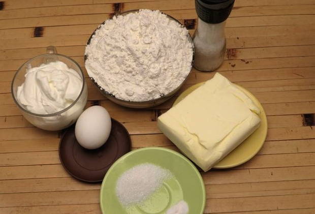 Торт Наполеон из коржей с рыбными консервами