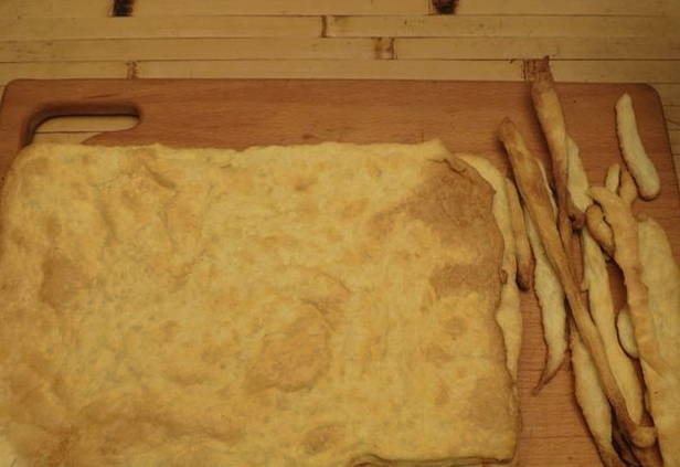 Торт Наполеон из коржей с рыбными консервами