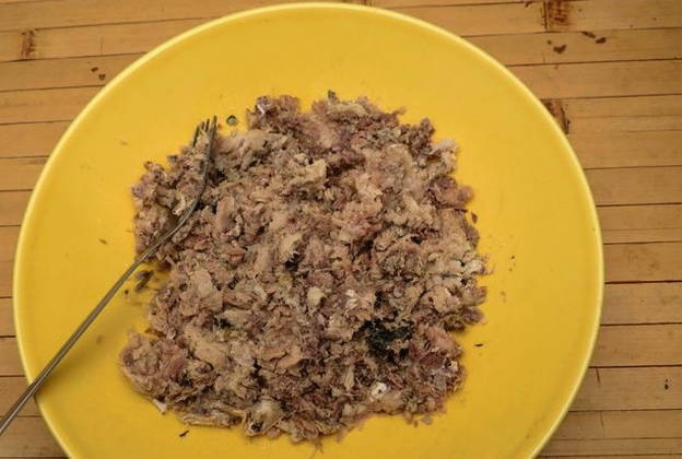 Торт Наполеон из коржей с рыбными консервами