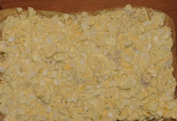 Торт Наполеон из коржей с рыбными консервами