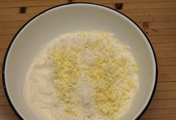 Торт Наполеон из коржей с рыбными консервами