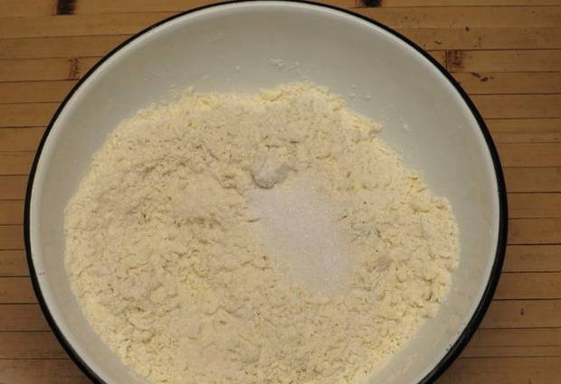 Торт Наполеон из коржей с рыбными консервами