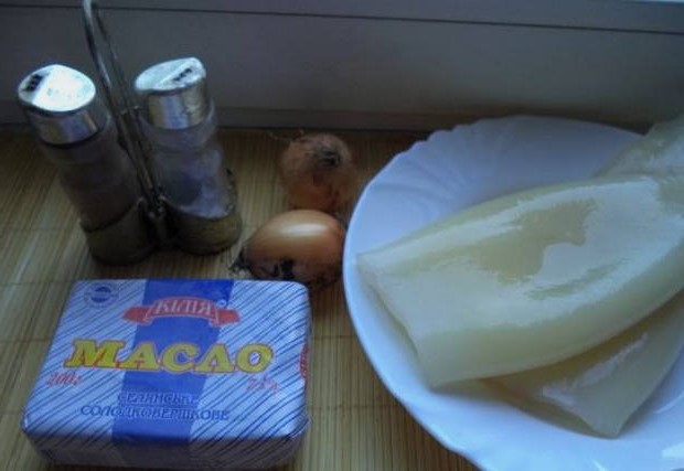 Жареные кальмары с луком на сковороде Жареные кальмары с луком на сковороде