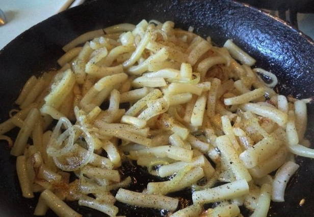 Жареные кальмары с луком на сковороде Жареные кальмары с луком на сковороде