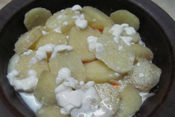 Минтай с картошкой, луком, морковью и сметаной в духовке