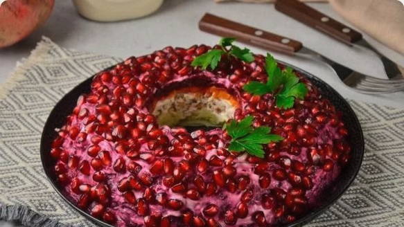 «Гранатовый браслет» с курицей и грецкими орехами