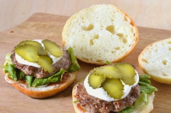 Гамбургер с котлетой в домашних условиях