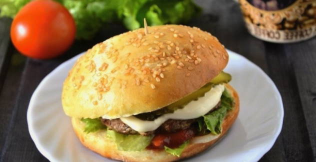 Гамбургер с котлетой в домашних условиях