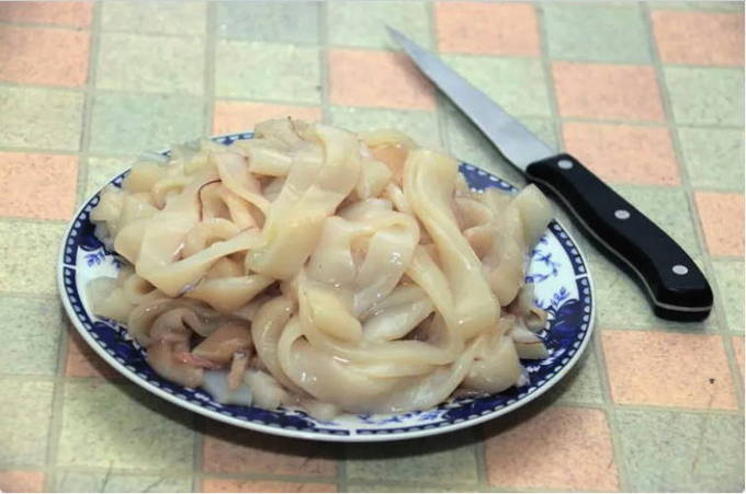 Кальмары с луком и морковью на сковороде Кальмары с луком и морковью на сковороде