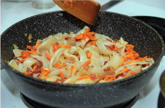 Кальмары с луком и морковью на сковороде Кальмары с луком и морковью на сковороде