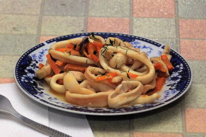 Кальмары с луком и морковью на сковороде Кальмары с луком и морковью на сковороде