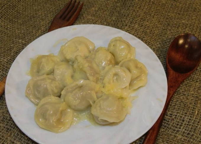 Пельмени в соусе на сковороде