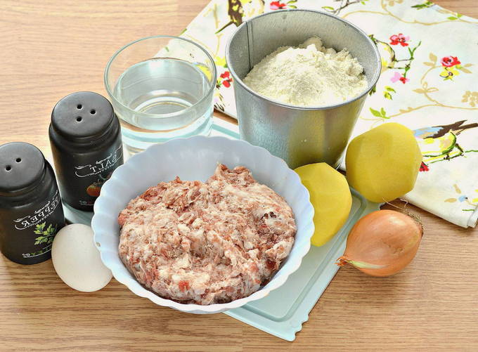 Манты с картошкой, фаршем и луком Манты с картошкой, фаршем и луком