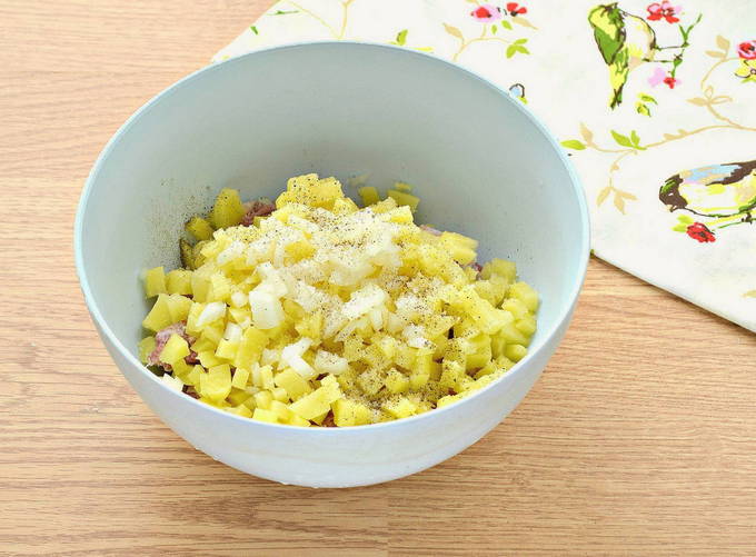 Манты с картошкой, фаршем и луком Манты с картошкой, фаршем и луком