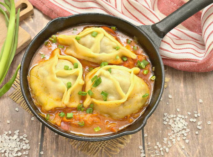 Манты на овощной подушке на сковороде