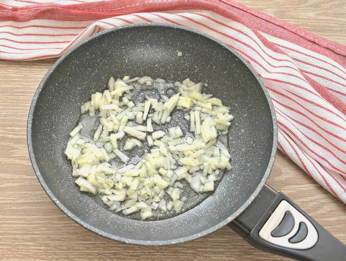 Манты на овощной подушке на сковороде