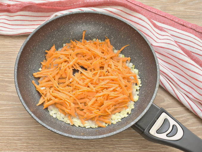 Манты на овощной подушке на сковороде