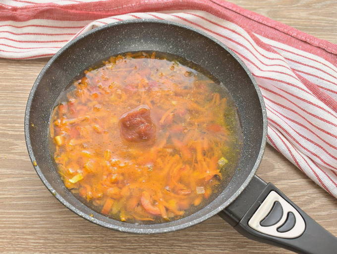 Манты на овощной подушке на сковороде