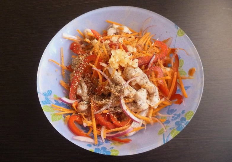 Хе из щуки по-корейски с луком и морковью Хе из щуки по-корейски с луком и морковью